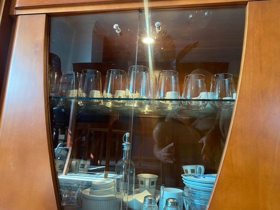 Móvel de sala alto cerejeira com iluminação