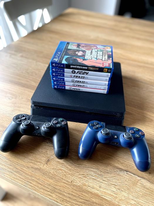 Konsola PS4 1TB  2x kontroler + gry