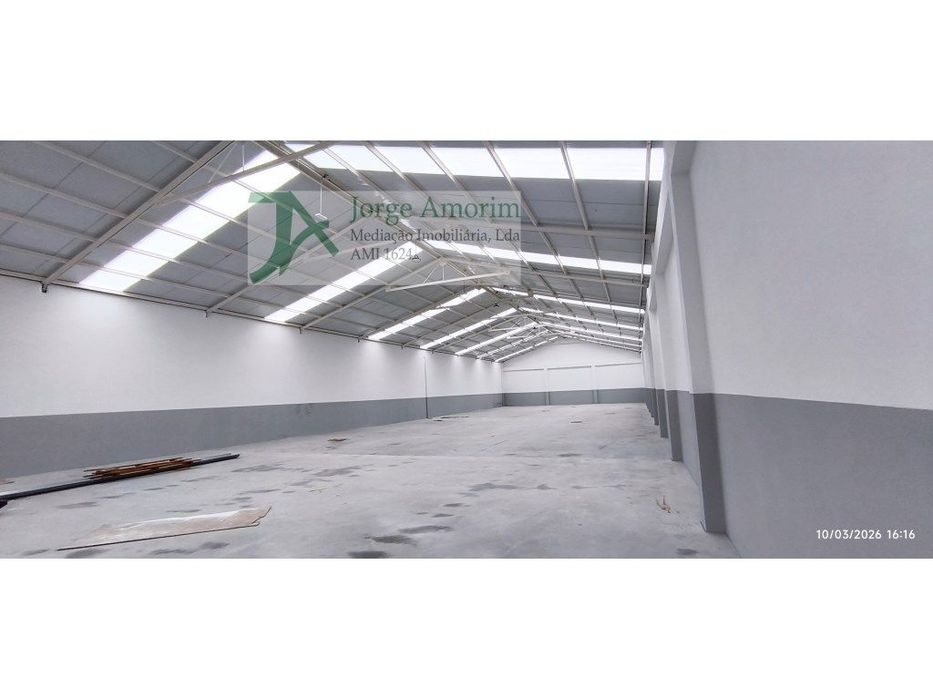 Armazém Industrial com900 m² e Escritórios. Pé dto de 5.5 mt Cobert...