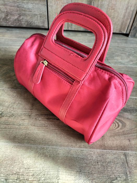 Ciemnoczerwona mała kosmetyczka