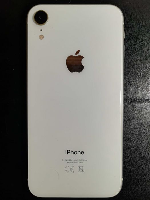 iPhone xr 64 Gb  (На запчастини) Включається і заряджається.