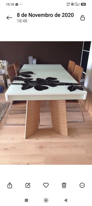 Mesa de jantar e cadeiras