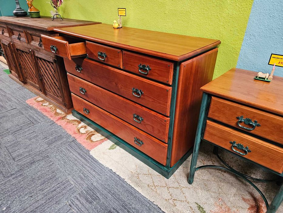 Cómoda em madeira maciça com acabamento em ferro - ópti