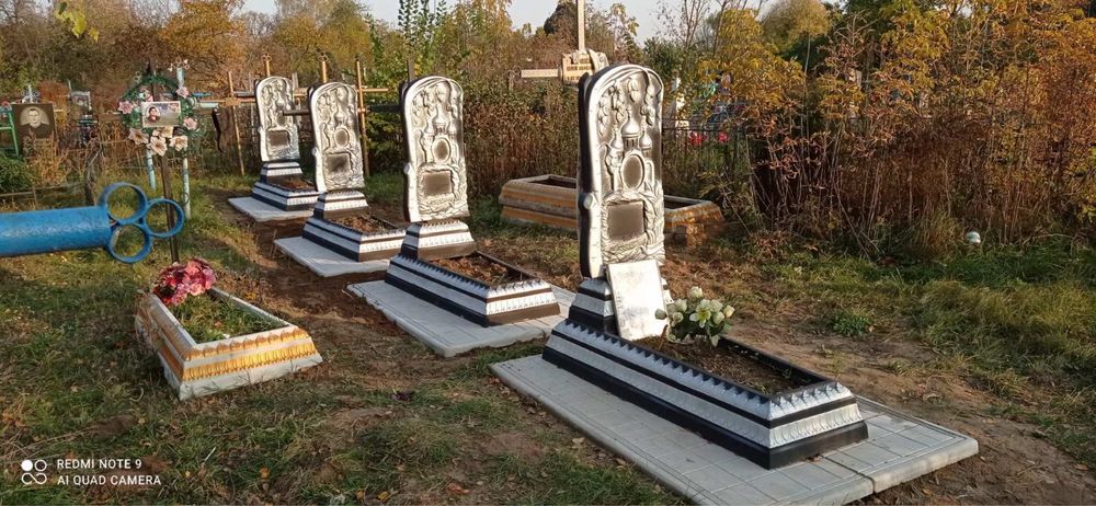 Пам’ятники  Бетонні памʼятники