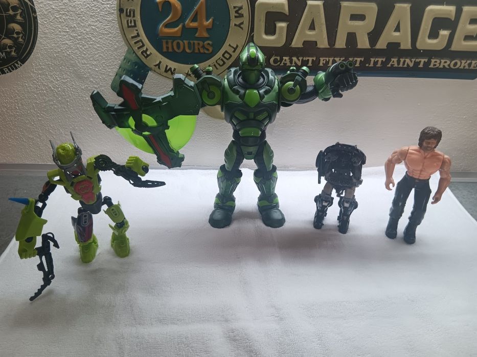 4 figuras / Bonecos de ação