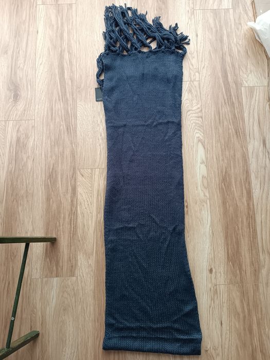 Długi ciepły damski granatowy szal z frędzlami 2,5 m 250 cm