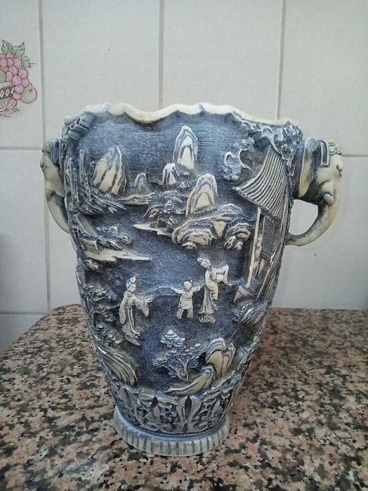 Vaso asiático vintage esculpido em resina com alças de elefante 27cm