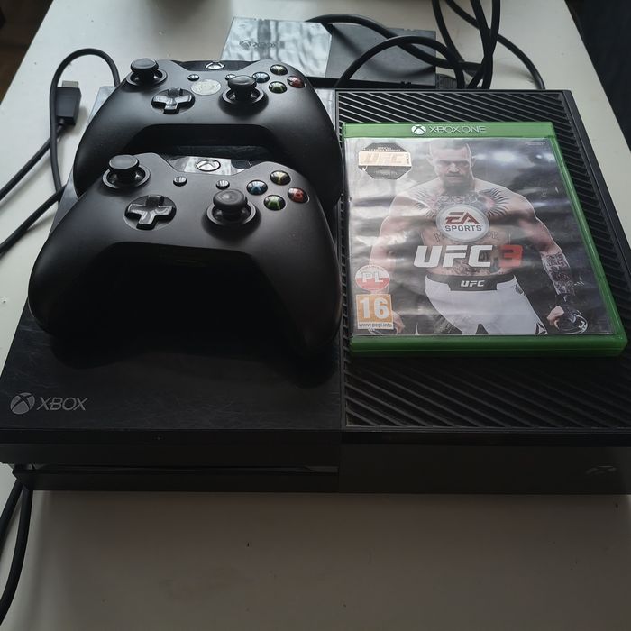 Xbox one (classic) 1T + 2 pady + gra