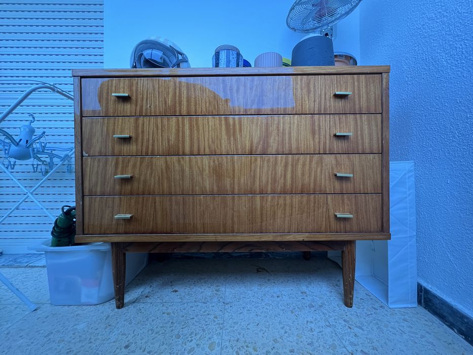 Cómoda vintage em madeira – 4 gavetas – bom estado