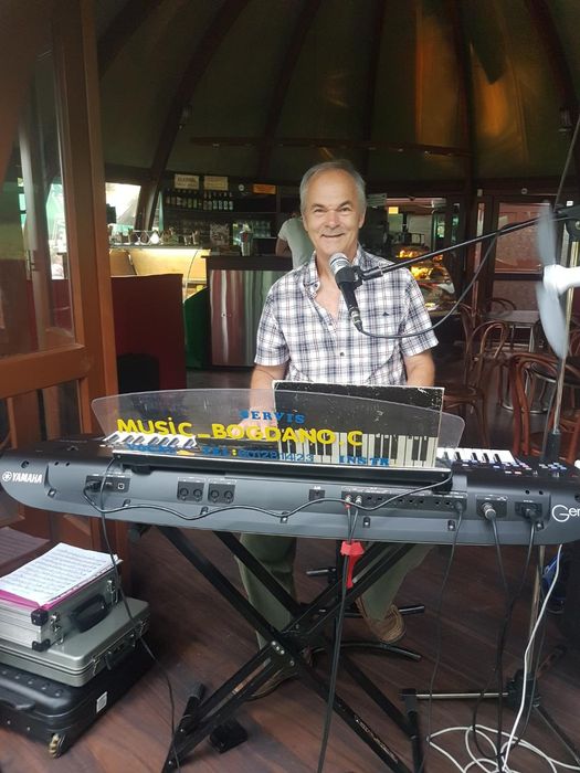 Muzyk instrumentalista vocalista na event