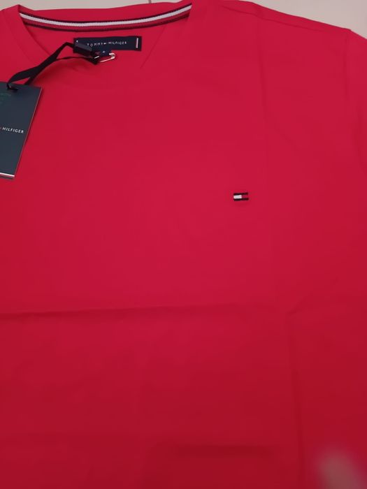 Czerwony t-shirt Tommy Hilfiger w rozmiarze L.