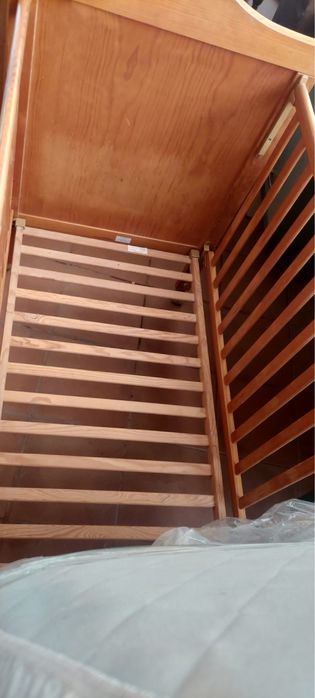 Berco castanho em madeira