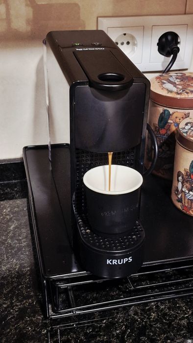Máquina de Café Nespresso - Excelente Estado (Nota no texto)