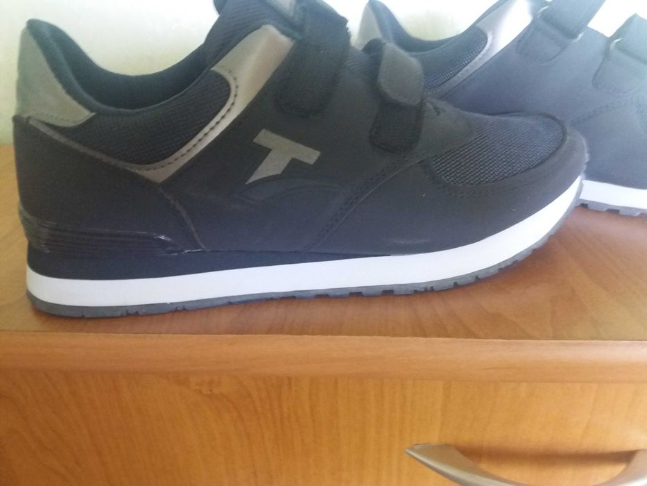 Кроссовки спортивные новые