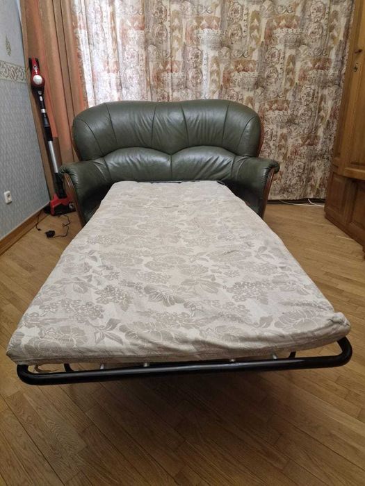 Диван шкіряний 2-місний, зелений, у відмінному стані