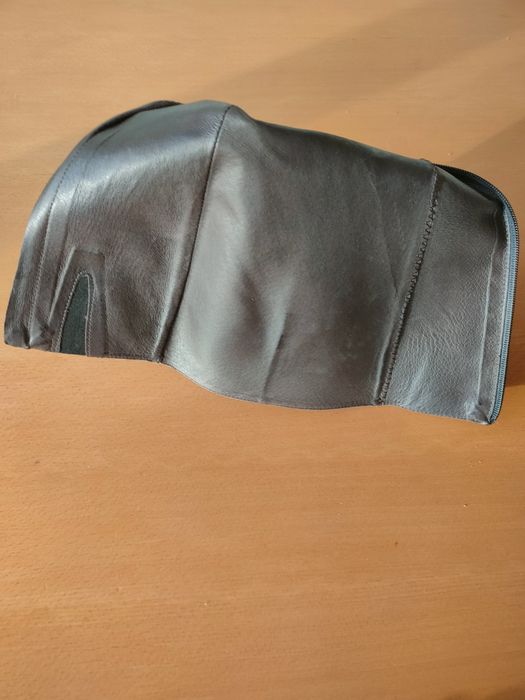 Par de botas pretas usadas.