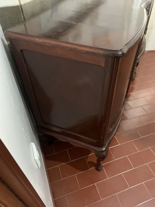 Louceiro antigo de cor castanho