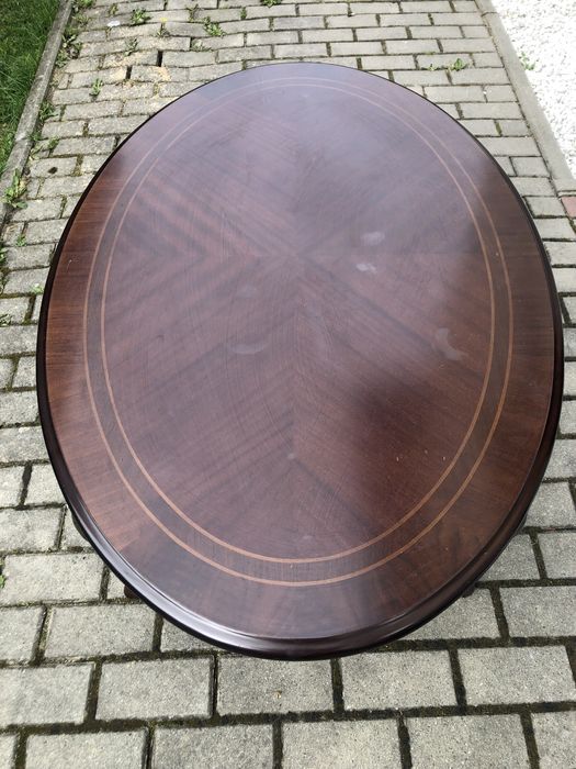 Owalny stolik kawowy