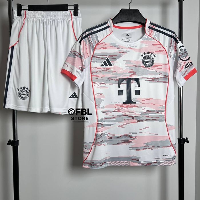 Футбольні форми Баєрн Мюнхен сезону 2025-26