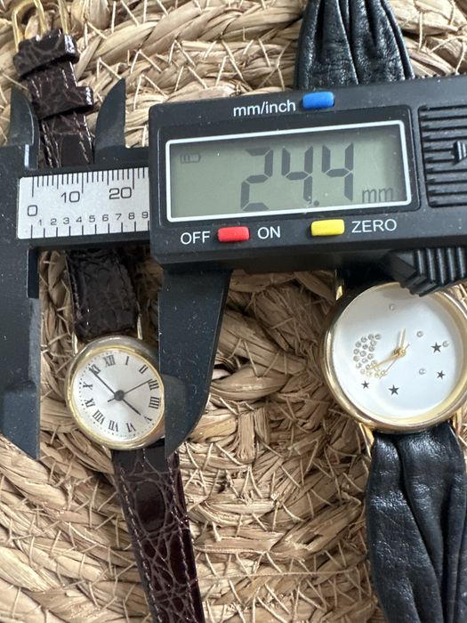 Dwa damskie nakręcane zegarki cena za oba