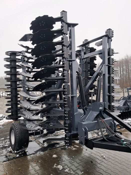 Brona talerzowa 5 metrów pół zawieszana wózek między wałem