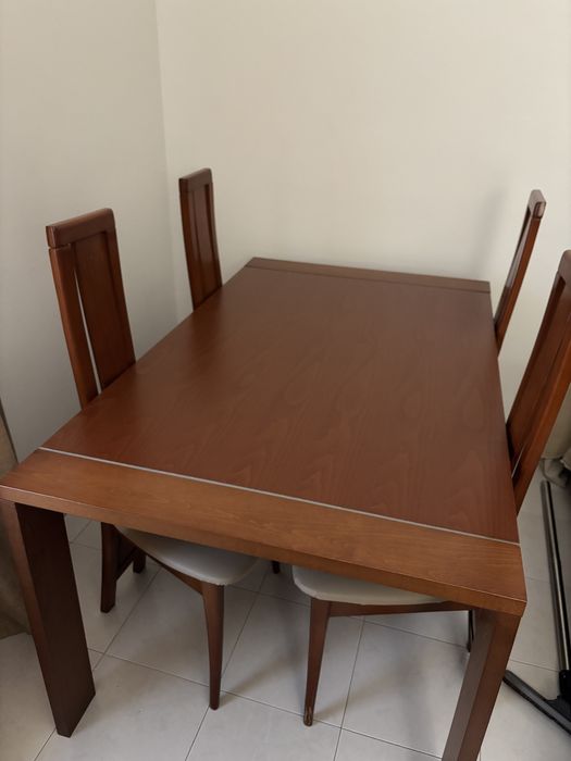 Mesa de jantar em madeira de cerejeira e cadeiras em bom estado