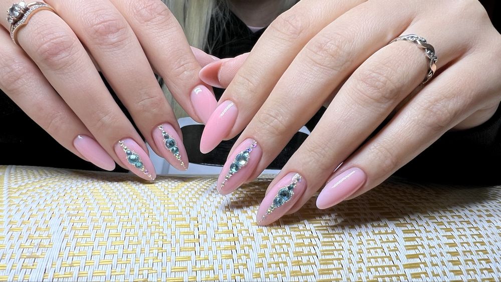 Маникюр, наращивание, коррекция ногтей, укрепление ногтей