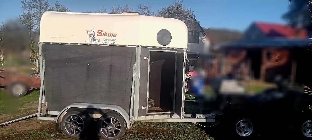 Przyczepa do przewozu koni
