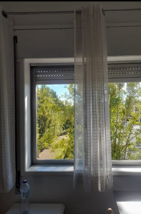 Cortinas brancas em cetim
