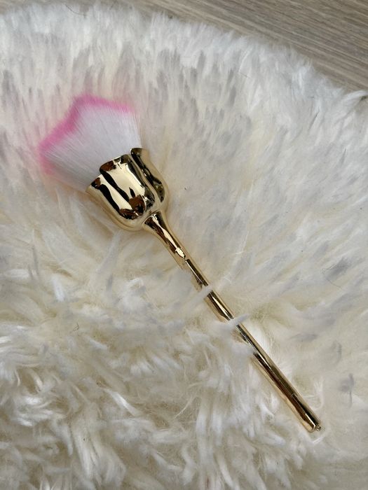 Pedzelek w ksztalcie rozy zloty do makijazu