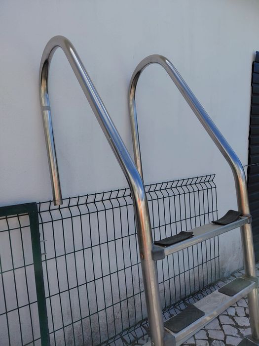 Escadas de piscina