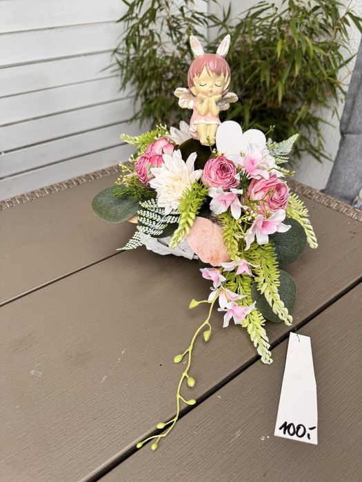 Urocza rozowa kompozycja z aniolkiem na mały grobek