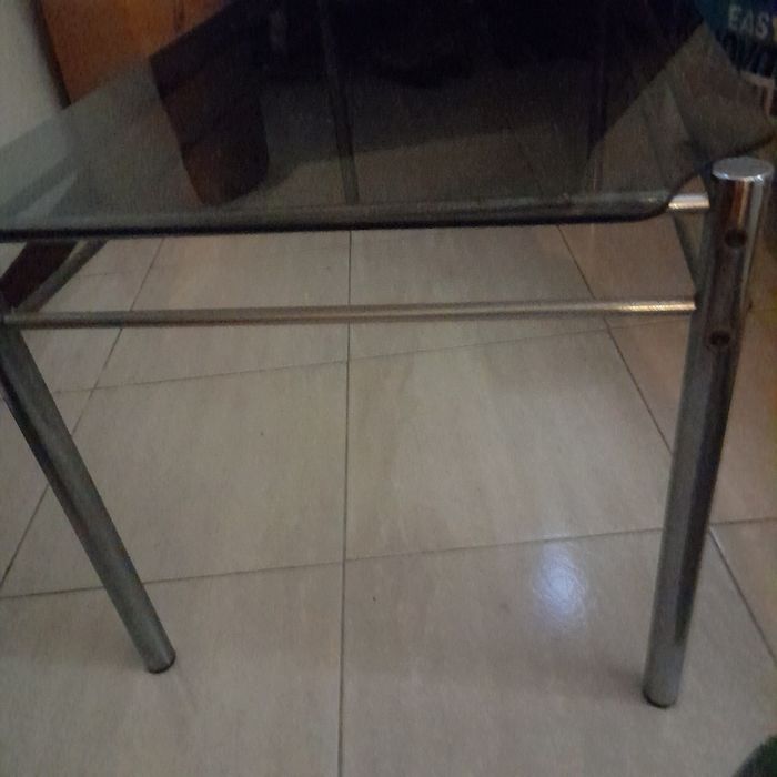 Mesa de centro prateado com vidro