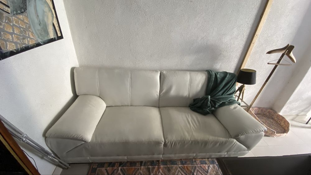Sofá de 3 Lugares em Pele Sintética Bege/Off-White – Estilo Moderno