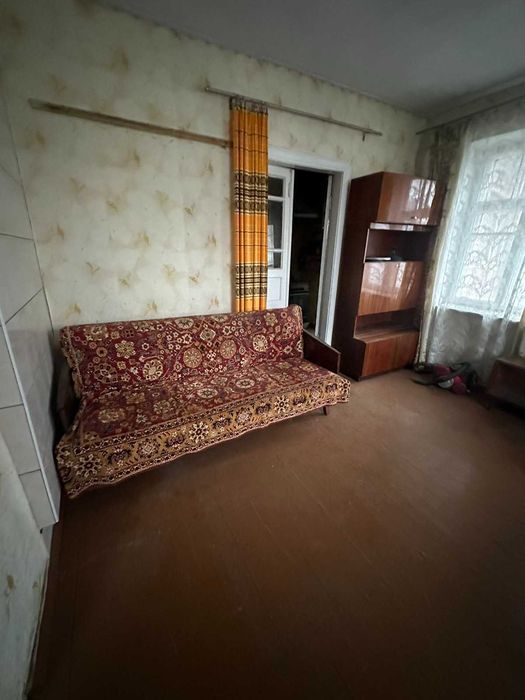 Частина будинку з власним входом, супер локація, мінімальне оформлення
