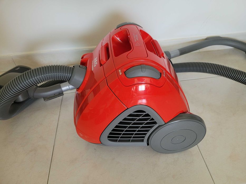 aspirador AEG compacto e potente