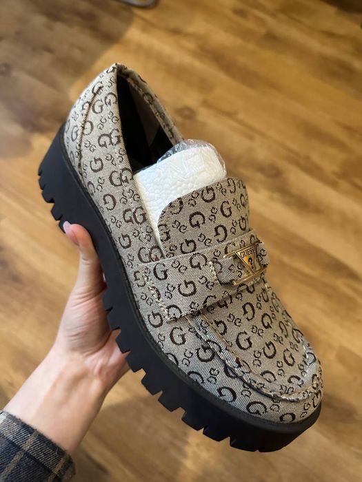 Продаются лоферы Guess