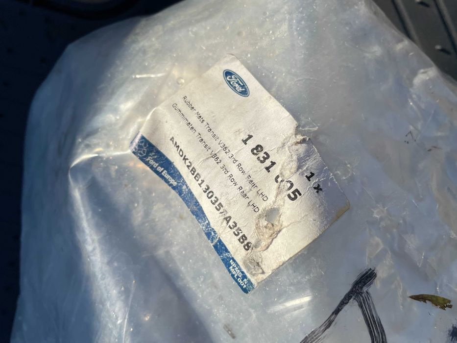 Dywanik gumowy tył Ford Transit Costum 3 rząd