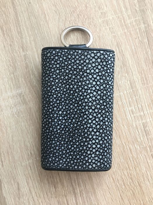 Ключница женская из натуральной кожи ската черная на кнопках