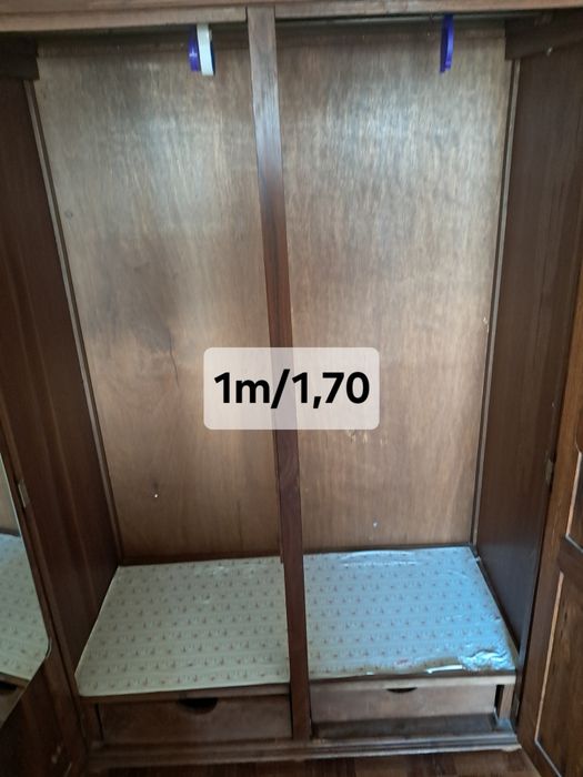Roupeiro em madeira com duas portas