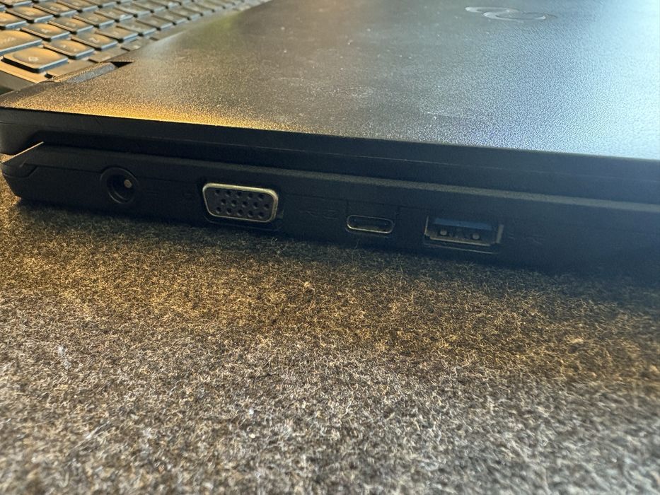 Portátil Fujitsu Lifebook E558 em bom estado de funcionamento.