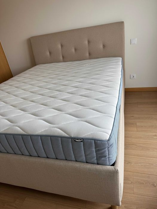 Cama de casal recente