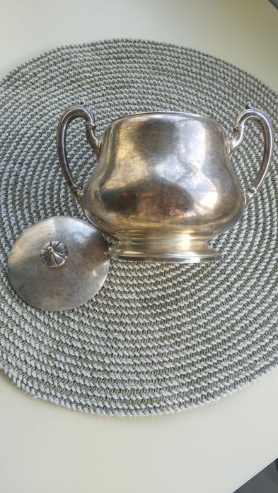 Jarra muito antiga, com tampa. Aproximadamente 15cm de altura. €10