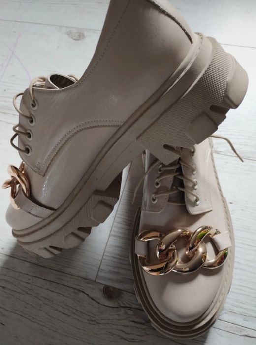 Beżowe buty na grubej podeszwie