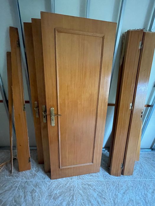 Vendo 6 portas intériores, com 75cm de largura e 80cm de altura.