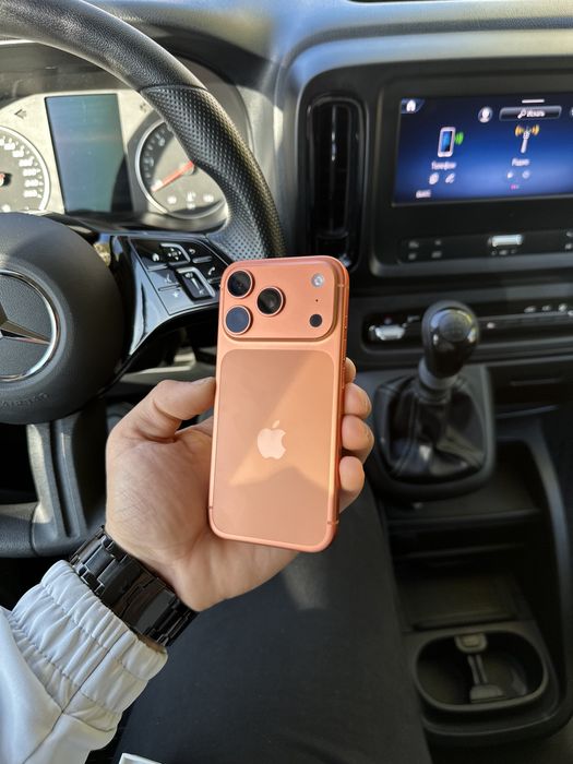 Практично новий Iphone 17pro cosmic orange