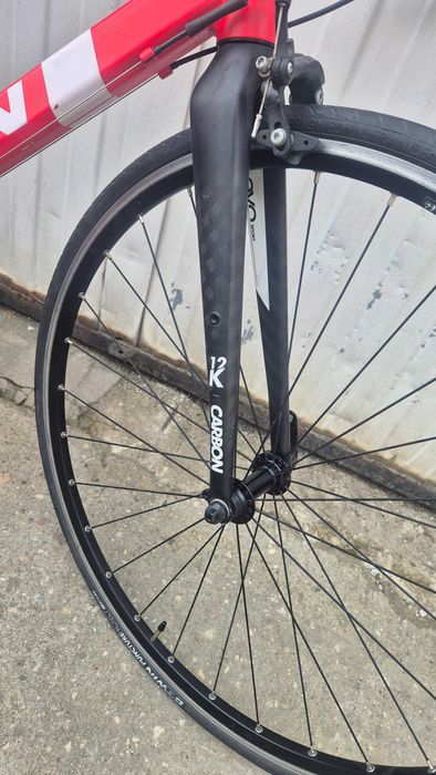 Rower szosowy BTWIN Triban 500 – Shimano Sora, karbonowy widelec