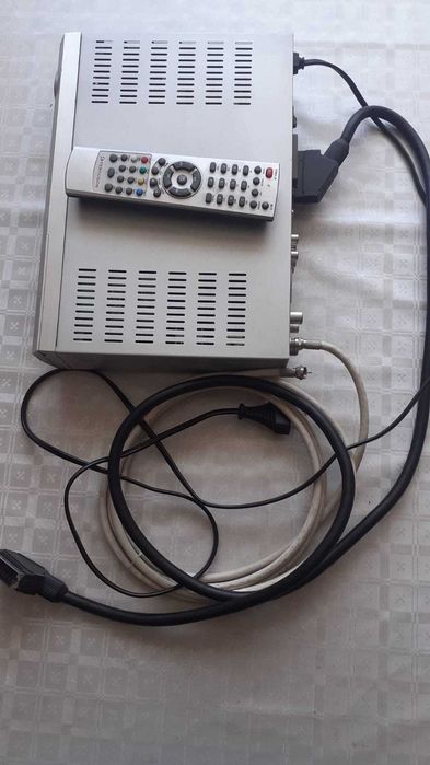 Tuner telewizji satelitarnej Ferguson FX 6600 CR wraz z pilotem