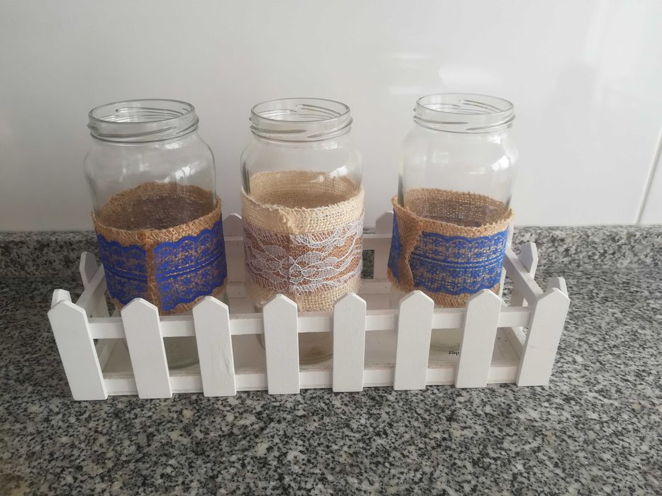 Caixa branca com frascos decorativos