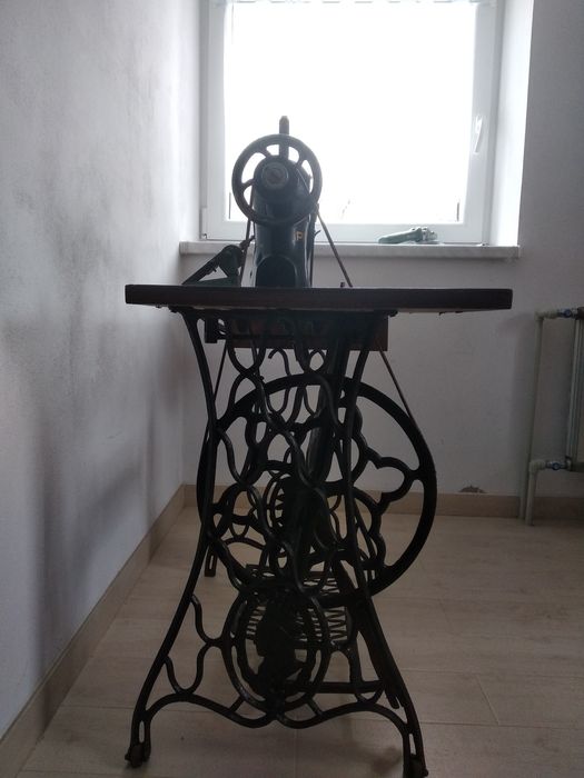 Pfaff działająca, zabytkowa maszyna do szycia na stoliku